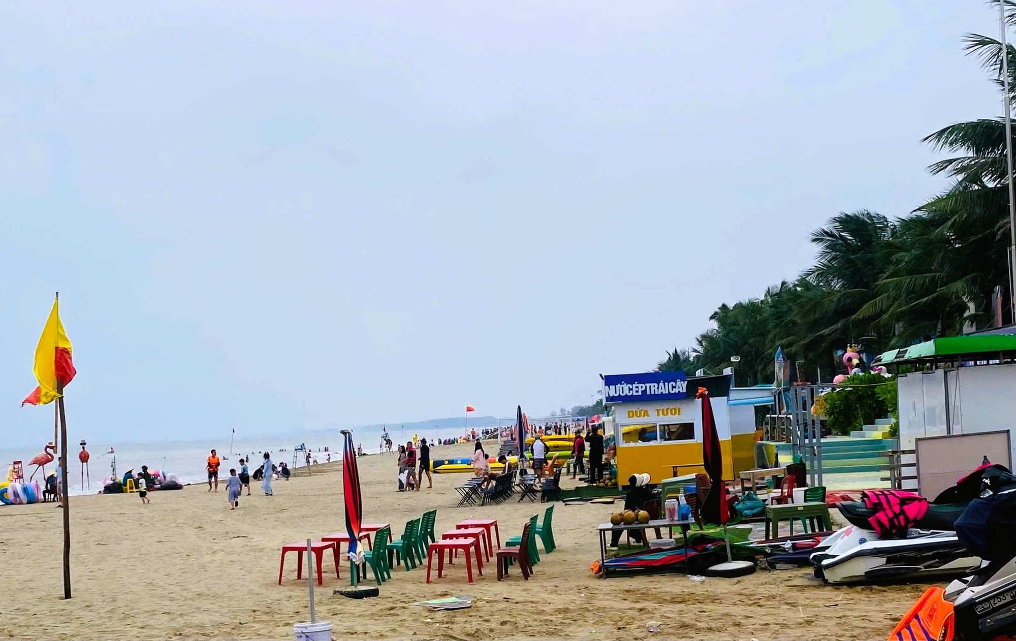 Cảnh tượng khó tin ở bãi biển Hải Tiến thanh hóa vẫn tái diễn gây bất bình - Ảnh 3.