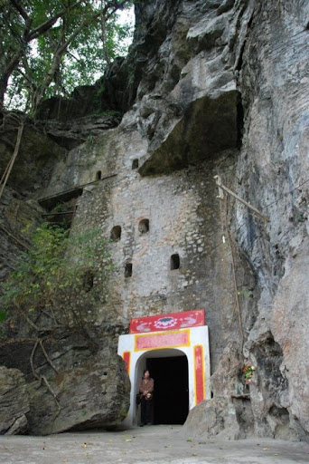 Phát hiện ngôi chùa ẩn sâu trong hang đá, cách Hà Nội hơn 100km, đang nổi tiếng nhờ vị sư thầy này - Ảnh 5.