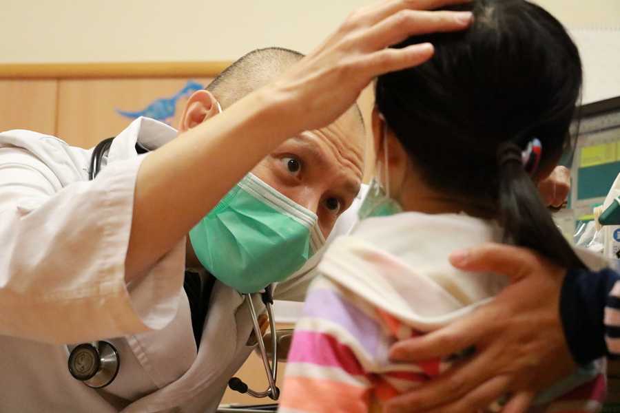 Hà Nội gia tăng trẻ nhập viện vì Covid-19, bác sĩ đưa ra khuyến nghị bảo vệ trẻ mùa dịch- Ảnh 1.