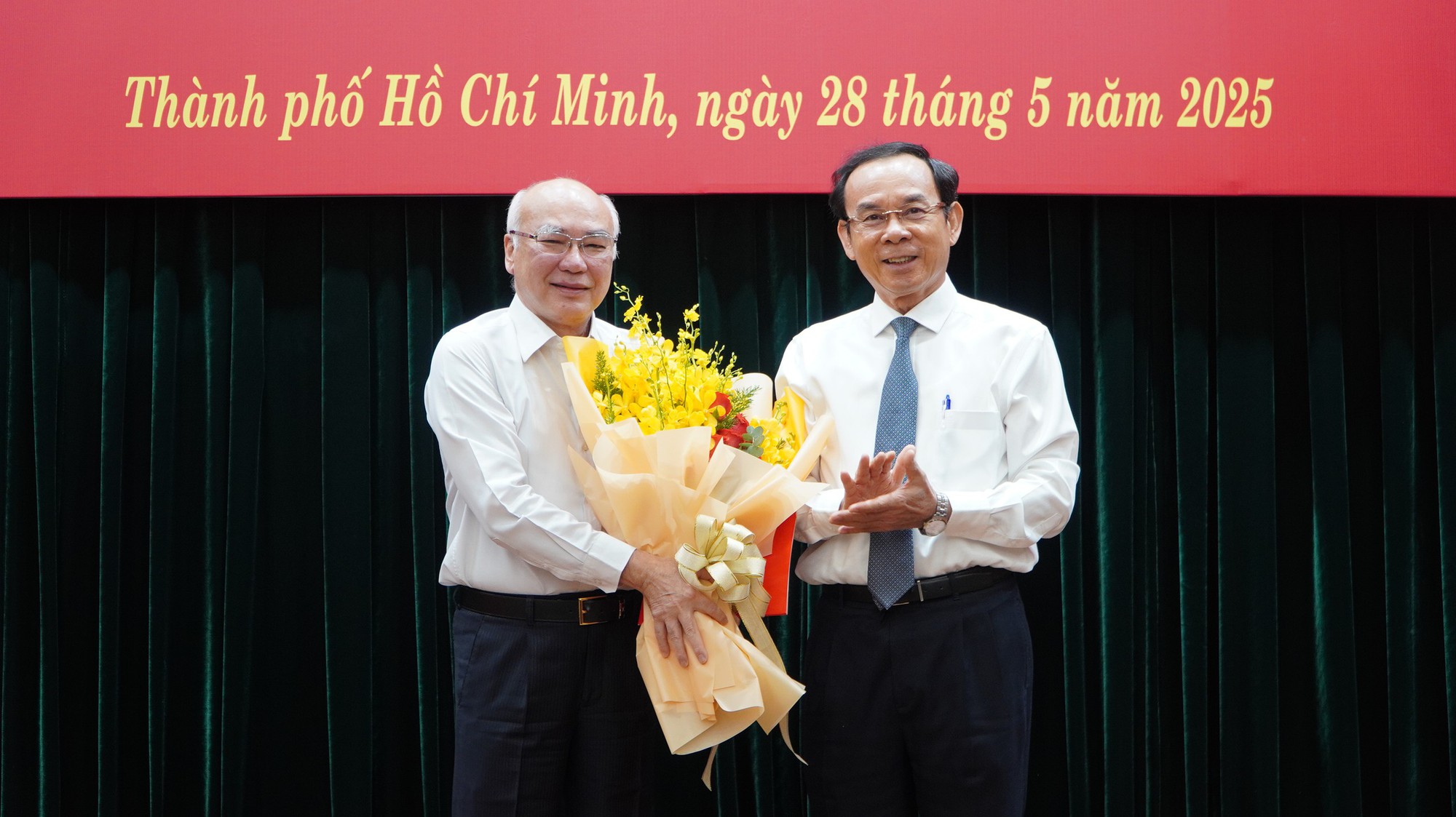 &Ocirc;ng Phan Nguyễn Như Khu&ecirc; nhận quyết định nghỉ hưu - Ảnh 1.