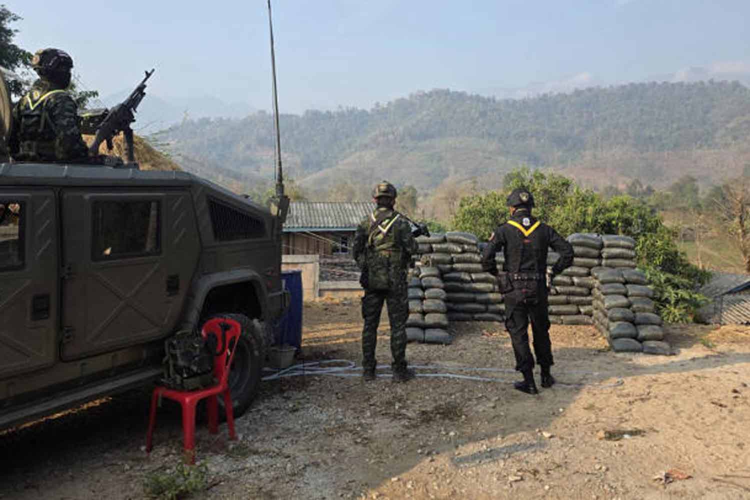 10 phút vang tiếng súng ở biên giới Thái-Cam: Phó Thủ tướng Thái Lan khẳng định "bắn trả là cần thiết" - Ảnh 2.