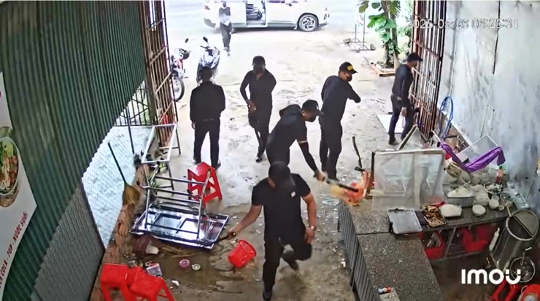 Bắt giữ 7 đối tượng côn đồ đập phá quán phở ở Đắk Lắk gây chú ý - Ảnh 1.