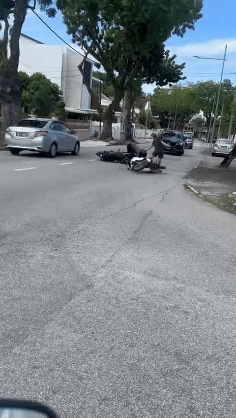 Bà cụ đánh trả tên cướp trên đường bằng thứ vũ khí không ngờ - Ảnh 1.