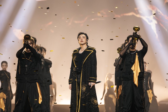 SOOBIN bật kh&oacute;c nức nở, kh&oacute;c ngất tr&ecirc;n s&acirc;n khấu- Ảnh 3.