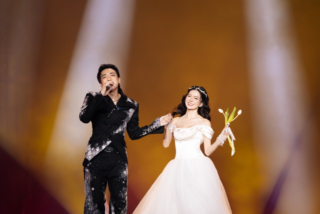 SOOBIN bật kh&oacute;c nức nở, kh&oacute;c ngất tr&ecirc;n s&acirc;n khấu- Ảnh 2.