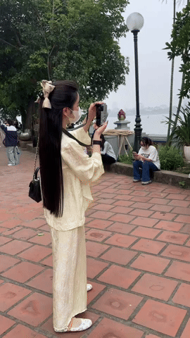 Chu Thanh Huyền nhiều lùm xùm nhất làng WAGs vẫn được bố mẹ Quang Hải quý ra mặt, một hành động biết khéo cỡ nào- Ảnh 1.