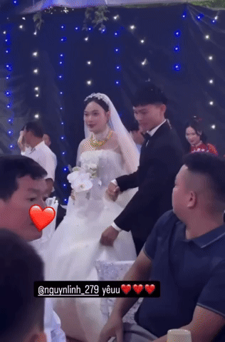 Vợ Hồ Văn Cường vàng đeo trĩu cổ đi lại khó khăn, đàng trai liền có hành động này nhận mưa lời khen- Ảnh 1.