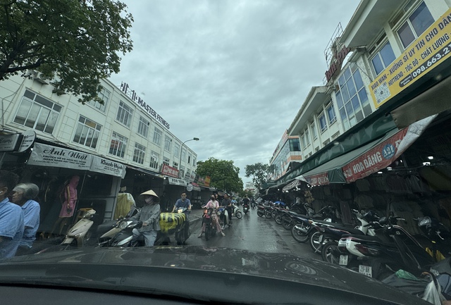 Cảnh tượng không tưởng tại "thủ phủ thời trang" lớn nhất miền Bắc- Ảnh 3.