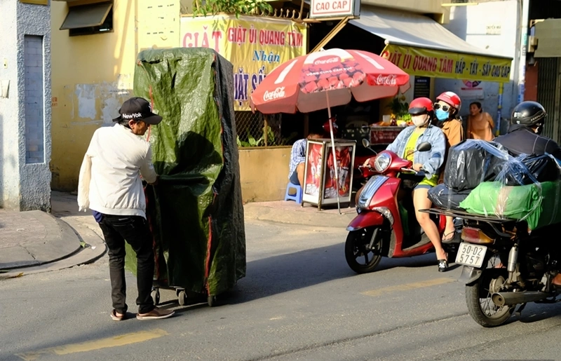 Nam ca sĩ mất một cánh tay, ở chung nhà với 3 gia đình tại Tân Bình, tuổi 53 bán trà sữa mưu sinh - Ảnh 5.