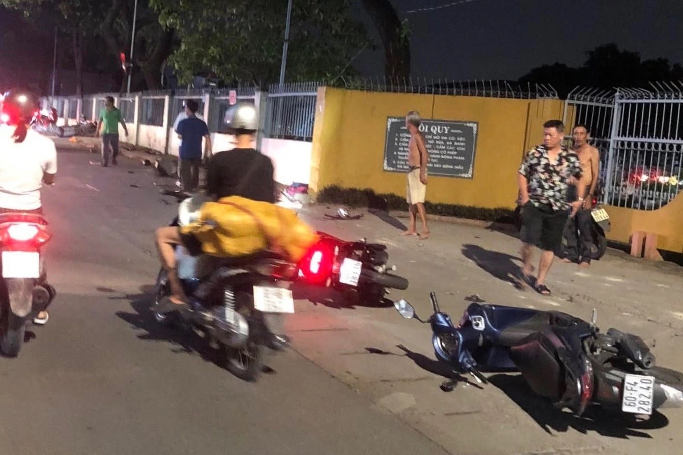 CLIP: Ớn lạnh ô tô con tông liên hoàn xe máy ở Đồng Nai, nhiều người bị thương- Ảnh 1. CLIP: Ớn lạnh ô tô con tông liên hoàn xe máy ở Đồng Nai, nhiều người bị thương- Ảnh 1.