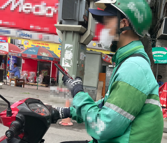 Vừa lái xe vừa sử dụng điện thoại - Thói quen xấu cực kỳ nguy hiểm - Ảnh 2.