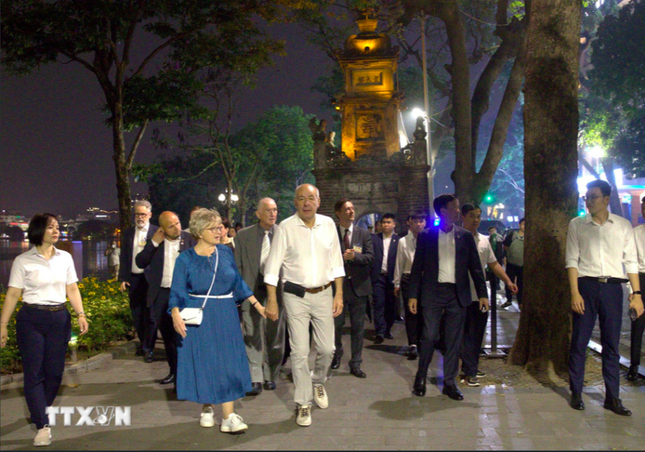 Tổng thống Hungary và Phu nhân dạo phố Hà Nội ngắm hồ Hoàn Kiếm lung linh về đêm - Ảnh 2. Tổng thống Hungary và Phu nhân dạo phố Hà Nội ngắm hồ Hoàn Kiếm lung linh về đêm - Ảnh 2.
