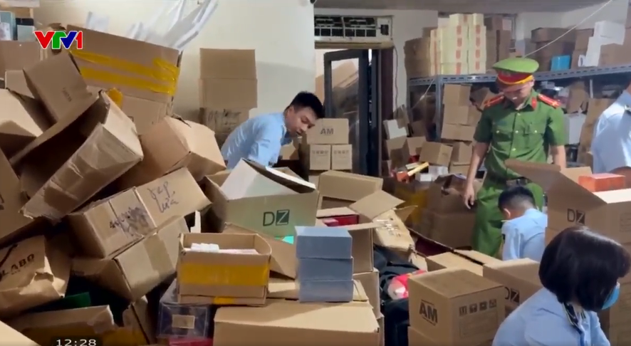 Phát hiện kho hàng nghi giả nước hoa LV, Lelabo giữa phố cổ Hà Nội - Ảnh 3.