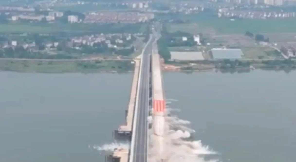 D&ugrave;ng h&agrave;ng trăm kg thuốc nổ để ph&aacute; cầu cũ ngay s&aacute;t c&ocirc;ng tr&igrave;nh mới, Trung Quốc khiến thế giới 'trầm trồ' v&igrave; c&ocirc;ng nghệ đỉnh cao - Ảnh 1.