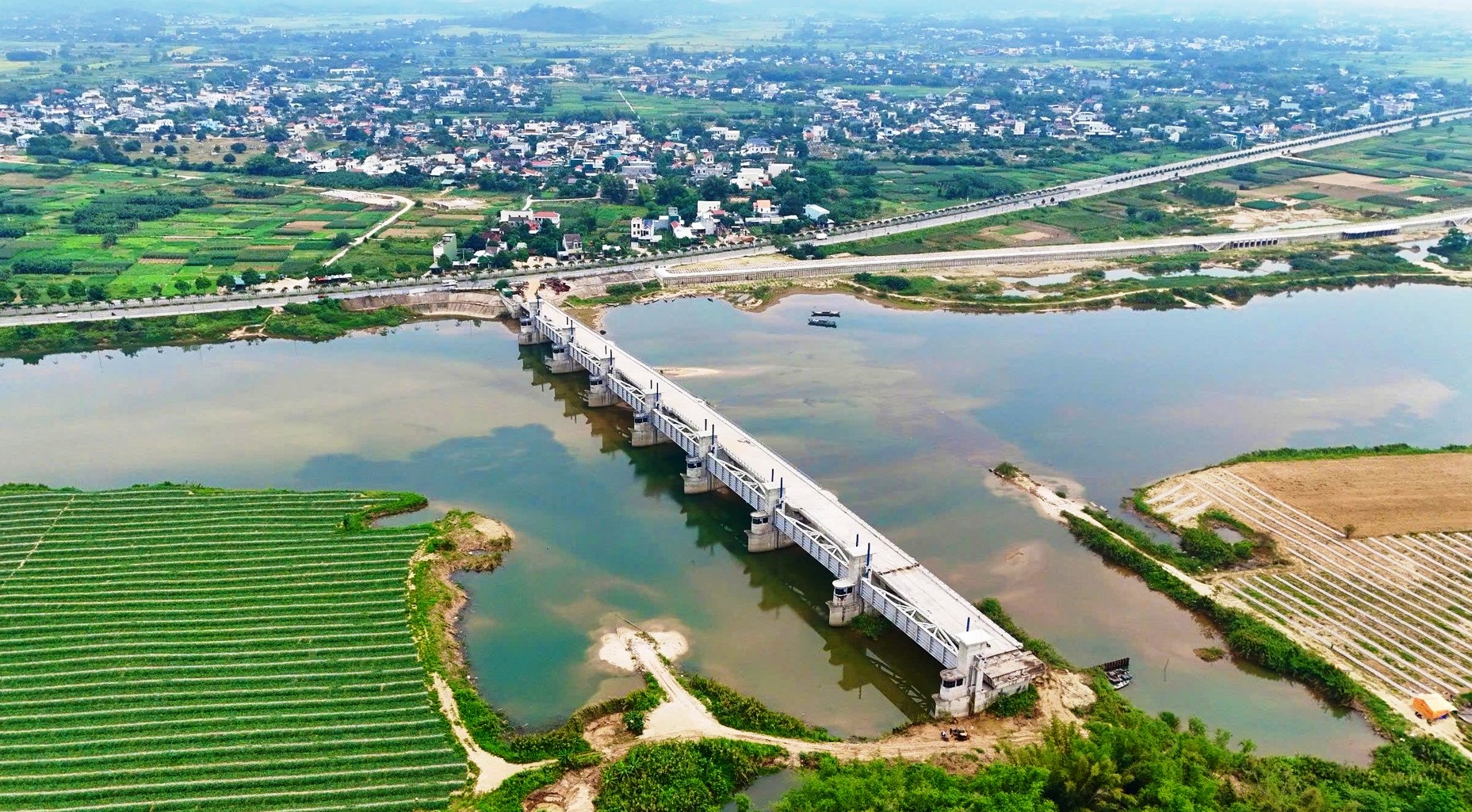 Dự &aacute;n đ&ocirc; thị 3.800 tỉ vừa b&atilde;i bỏ chưa "r&aacute;o mực", Quảng Ng&atilde;i ph&ecirc; duyệt dự &aacute;n si&ecirc;u đ&ocirc; thị mới - Ảnh 2.