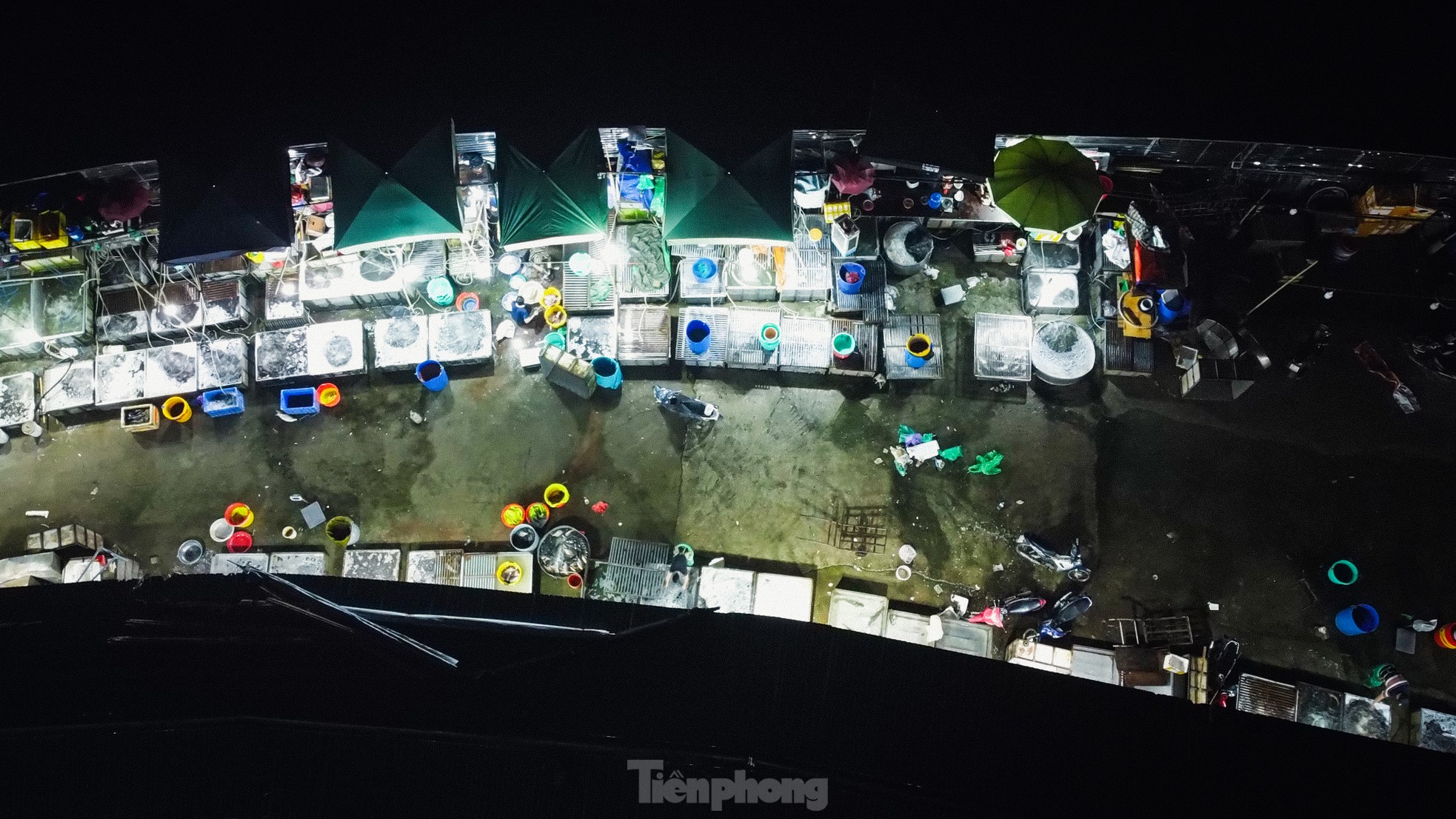 Chợ trái phép ở Hà Nội hơn 10 năm không ai biết: Vẫn hoạt động bất chấp lệnh giải toả - Ảnh 9.