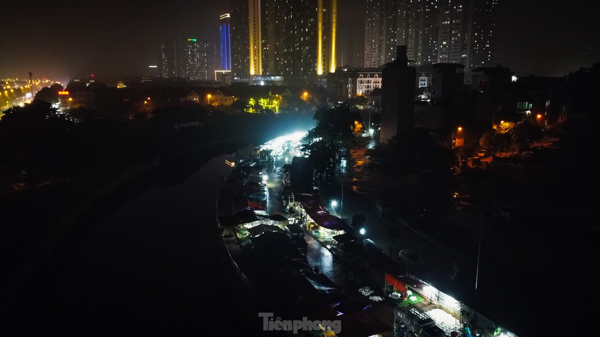 Chợ trái phép ở Hà Nội hơn 10 năm không ai biết: Vẫn hoạt động bất chấp lệnh giải toả - Ảnh 8.