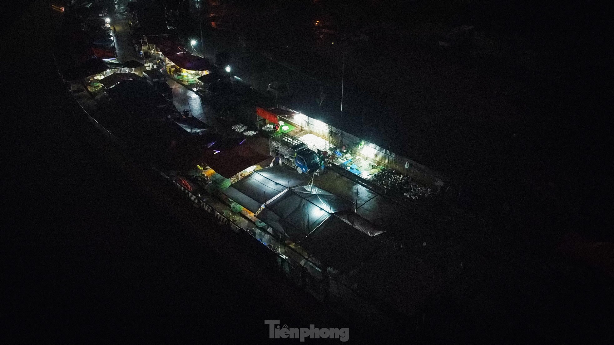 Chợ trái phép ở Hà Nội hơn 10 năm không ai biết: Vẫn hoạt động bất chấp lệnh giải toả - Ảnh 7.