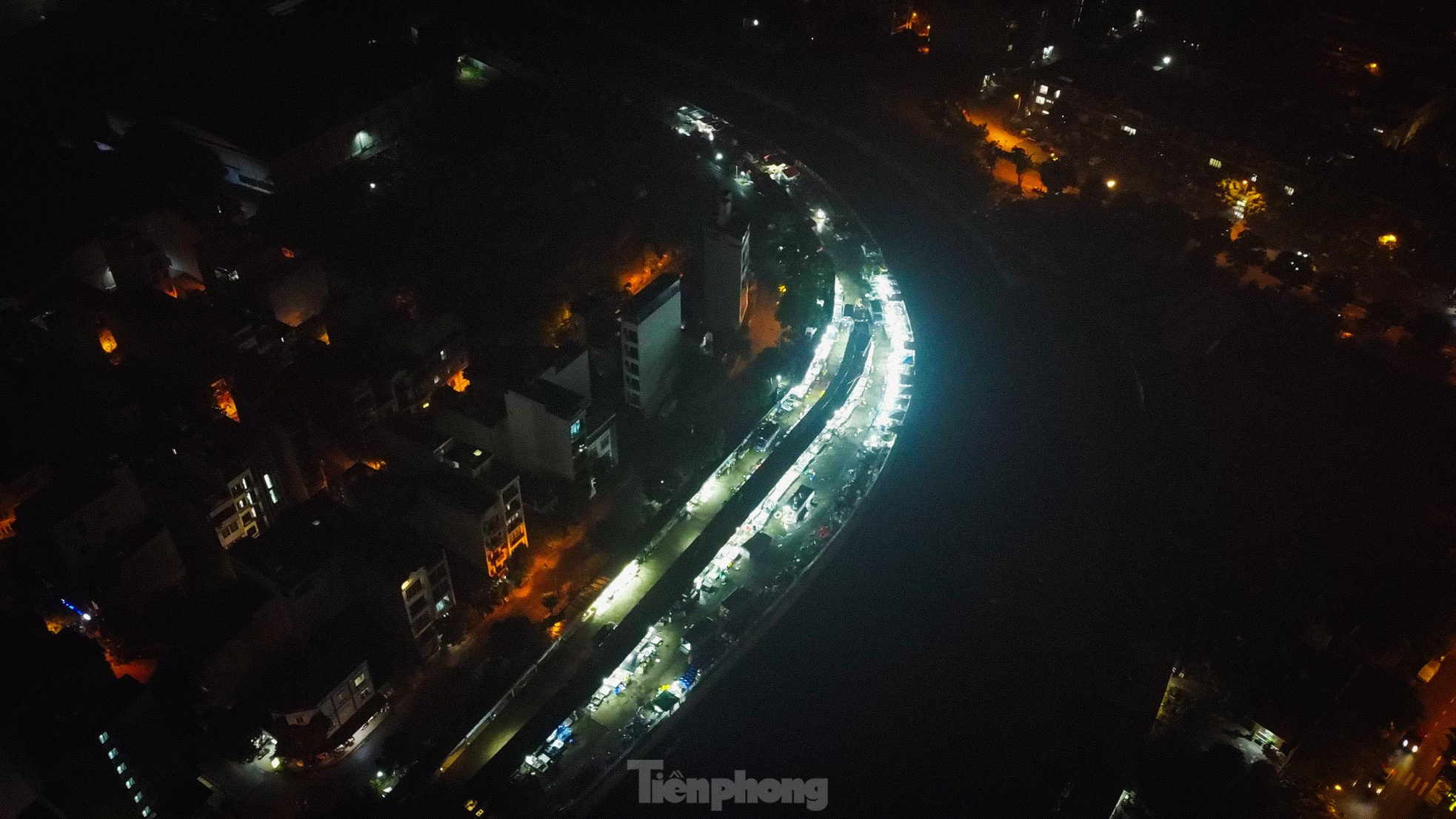 Chợ trái phép ở Hà Nội hơn 10 năm không ai biết: Vẫn hoạt động bất chấp lệnh giải toả - Ảnh 1.