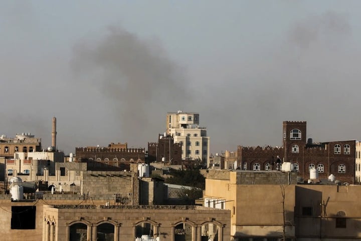 Israel không kích sân bay Houthi , bác đề xuất ngừng bắn với Hamas - Ảnh 1.