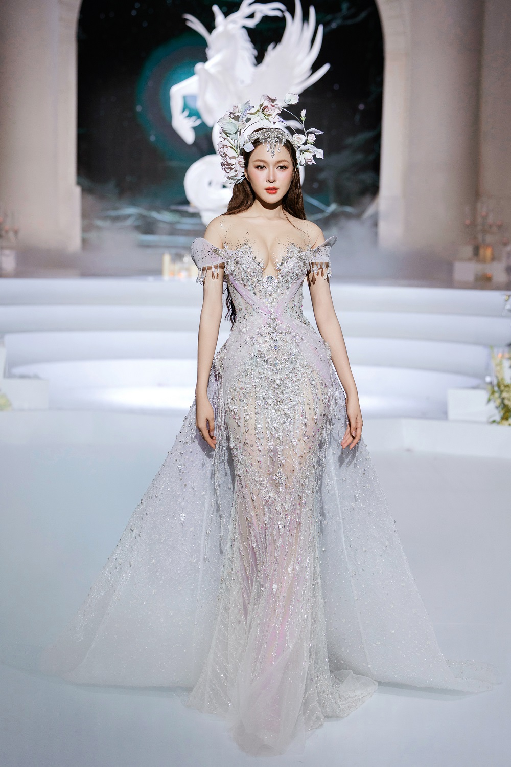 Tiểu Vy làm vedette trong bộ sưu tập của NTK Phạm Đăng Anh Thư - Ảnh 10.