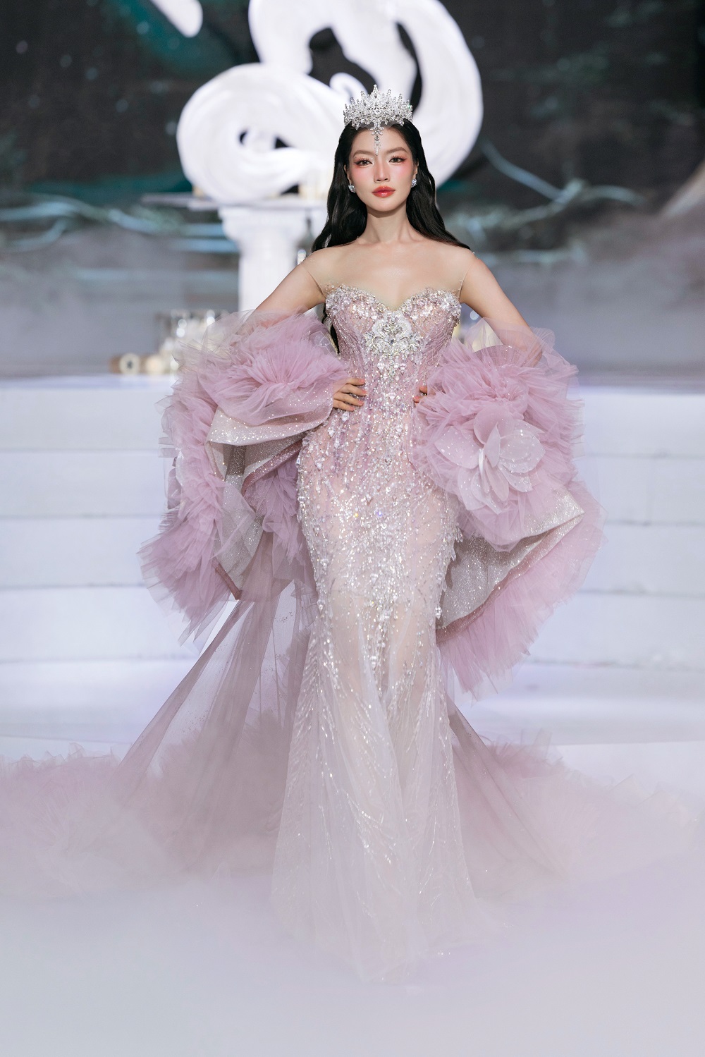 Tiểu Vy làm vedette trong bộ sưu tập của NTK Phạm Đăng Anh Thư - Ảnh 11.