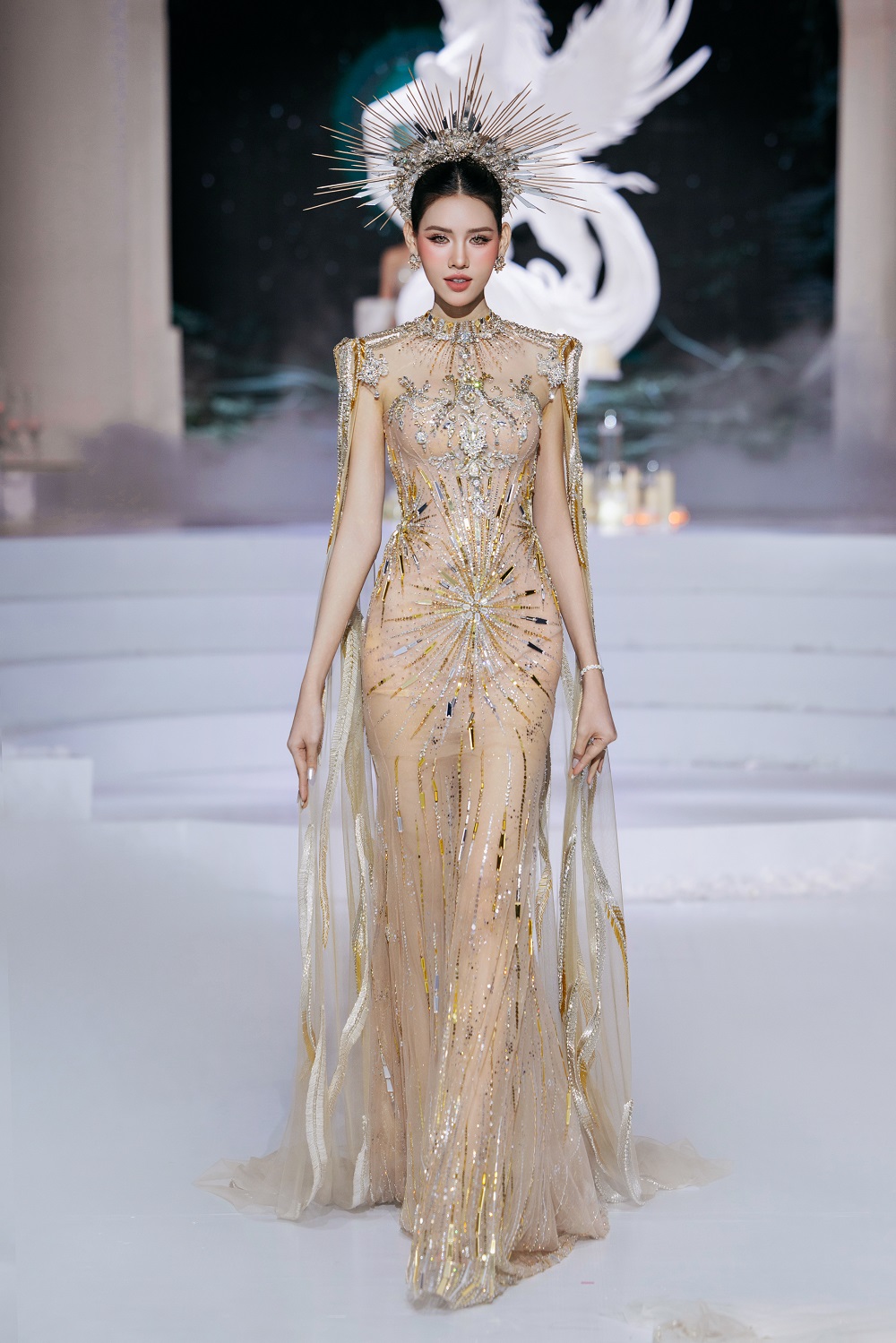 Tiểu Vy làm vedette trong bộ sưu tập của NTK Phạm Đăng Anh Thư - Ảnh 3.