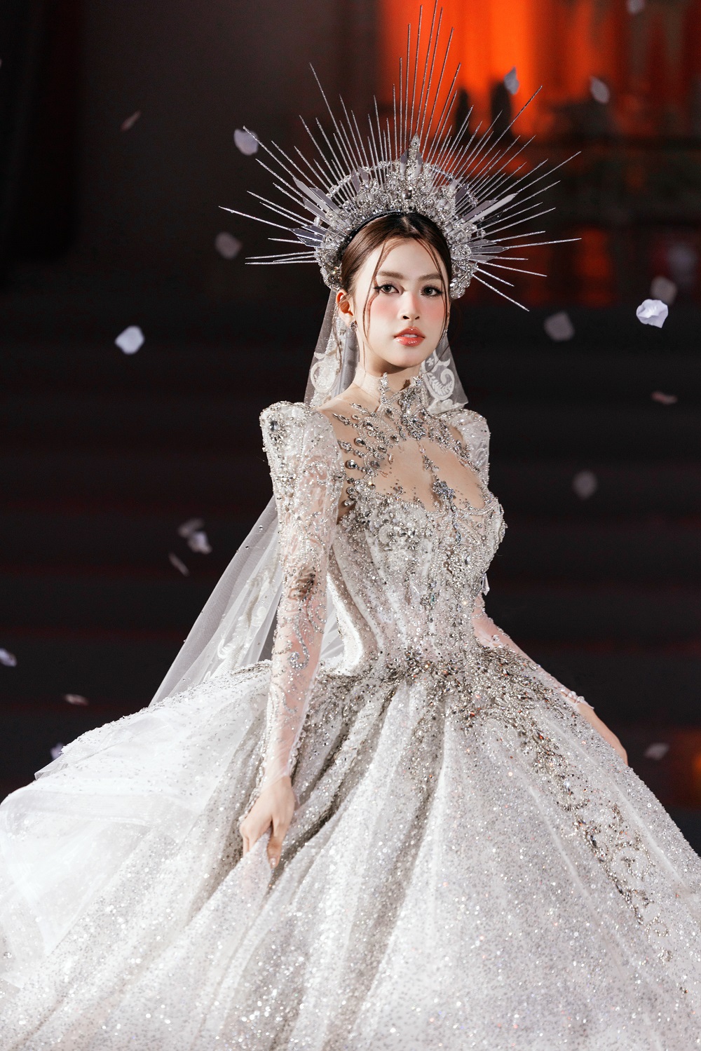 Tiểu Vy làm vedette trong bộ sưu tập của NTK Phạm Đăng Anh Thư - Ảnh 9.