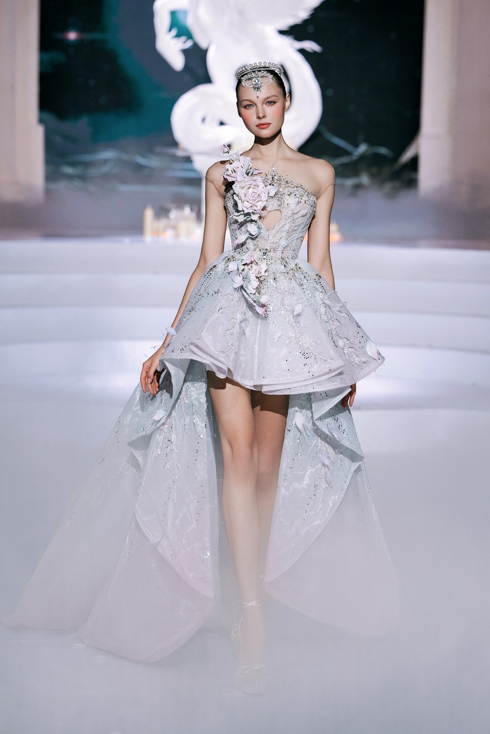 Tiểu Vy làm vedette trong bộ sưu tập của NTK Phạm Đăng Anh Thư - Ảnh 7.