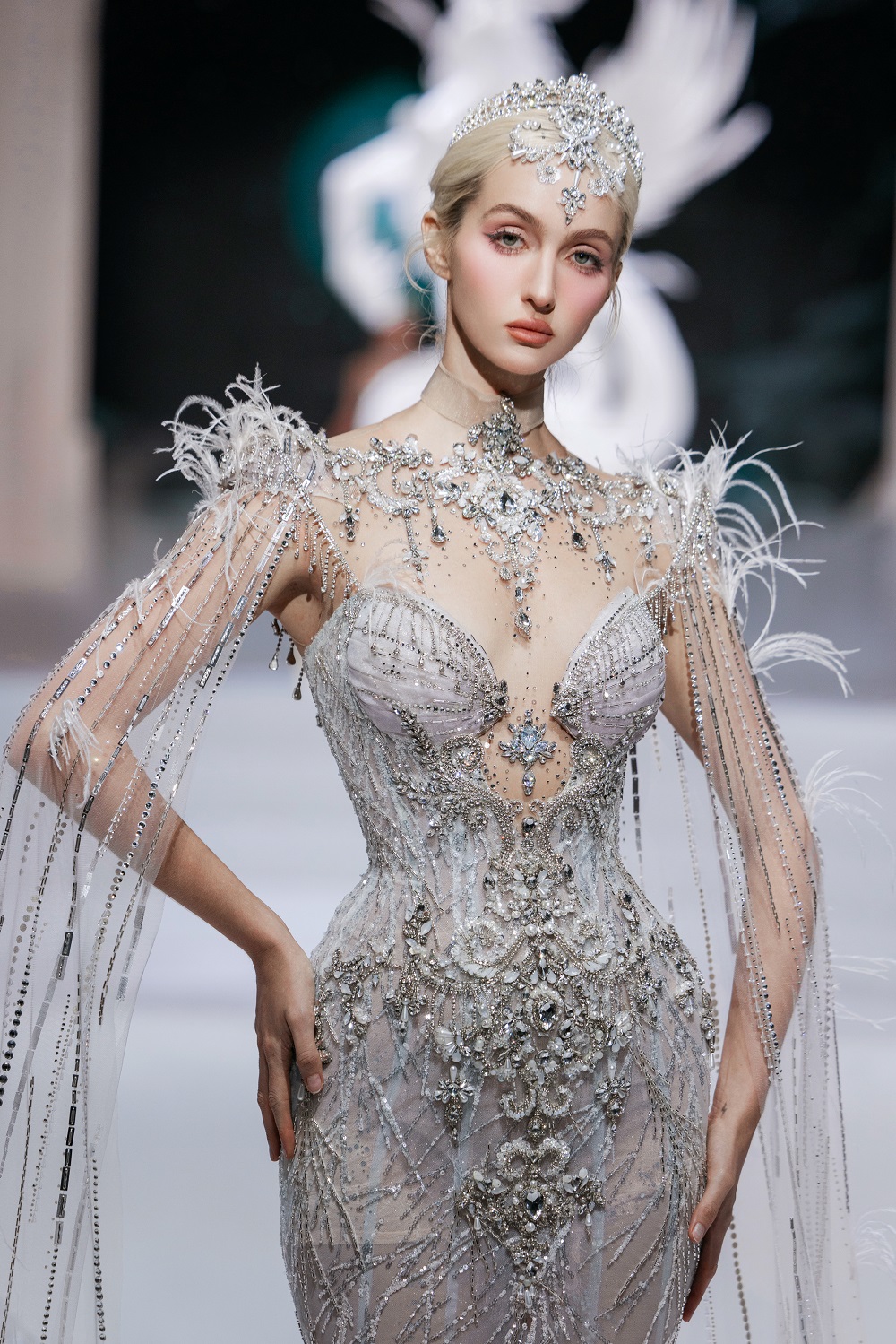 Tiểu Vy làm vedette trong bộ sưu tập của NTK Phạm Đăng Anh Thư - Ảnh 8.