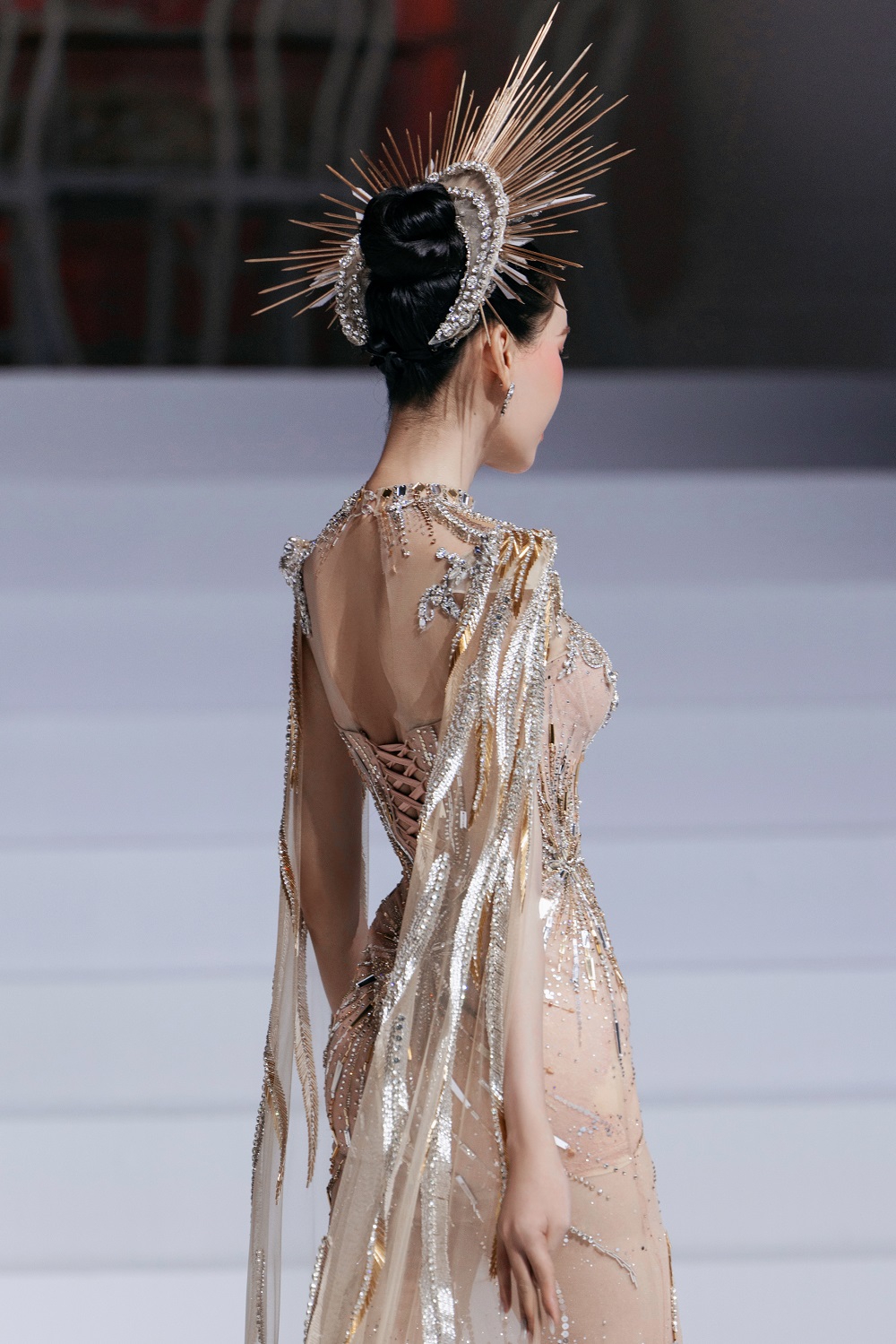 Tiểu Vy làm vedette trong bộ sưu tập của NTK Phạm Đăng Anh Thư - Ảnh 4.