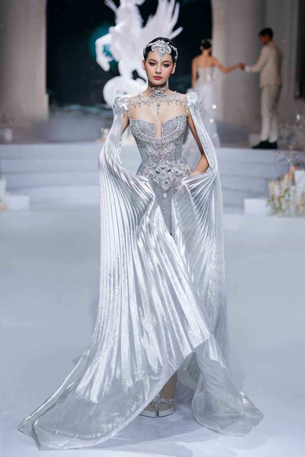 Tiểu Vy làm vedette trong bộ sưu tập của NTK Phạm Đăng Anh Thư - Ảnh 6.