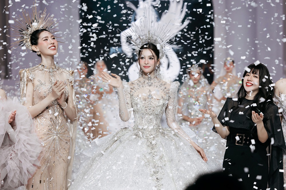 Tiểu Vy làm vedette trong bộ sưu tập của NTK Phạm Đăng Anh Thư - Ảnh 12.