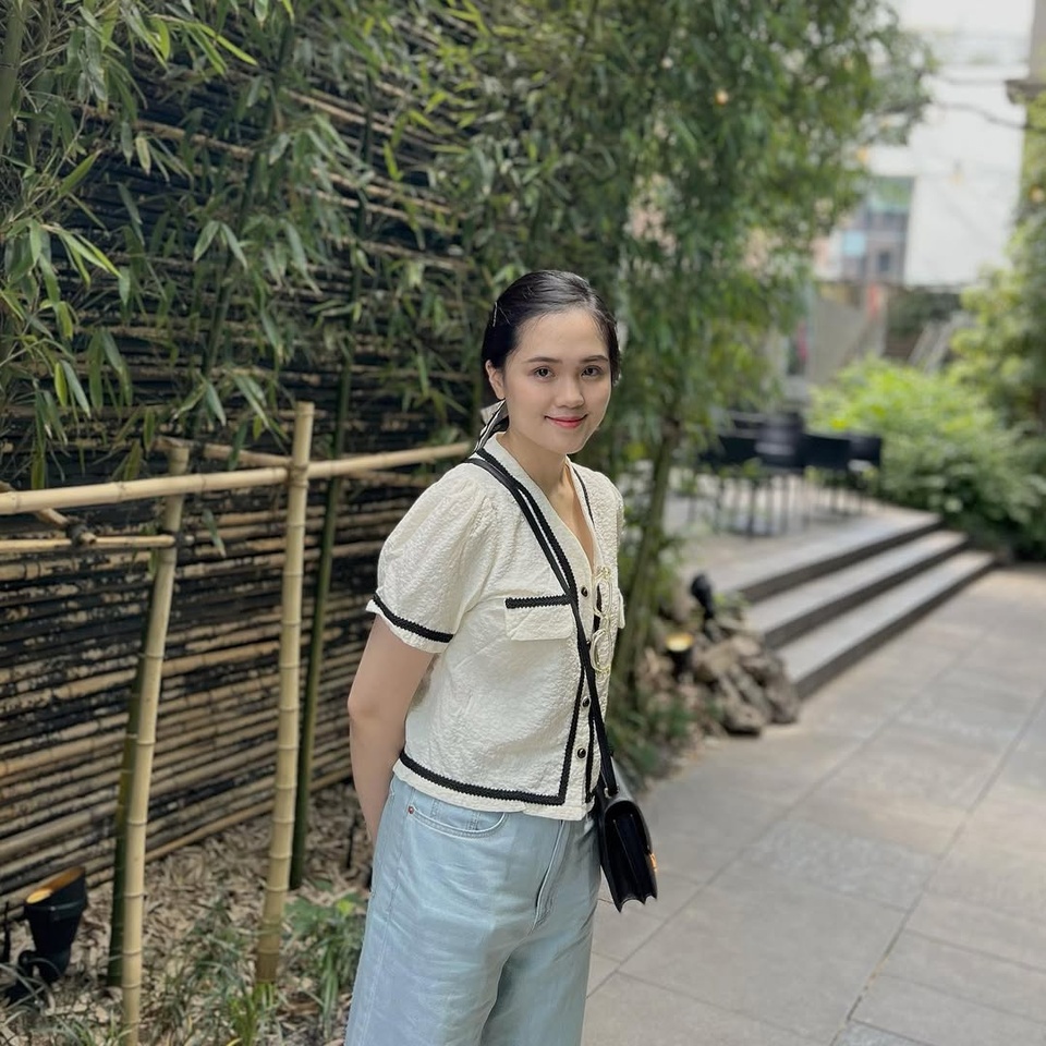 Vợ Duy Mạnh lại bị chê mặc xấu, thời trang sân bay khó đỡ, còn đâu khí chất tiểu thư lá ngọc cành vàng!- Ảnh 9. Vợ Duy Mạnh lại bị chê mặc xấu, thời trang sân bay khó đỡ, còn đâu khí chất tiểu thư lá ngọc cành vàng!- Ảnh 9.