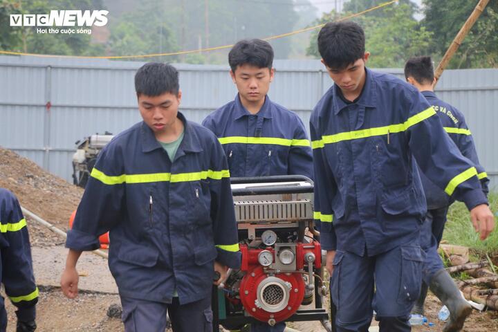 Dừng hút nước , tìm kiếm nạn nhân mất tích ở hố tử thần tại Bắc Kạn - Ảnh 1. Dừng hút nước , tìm kiếm nạn nhân mất tích ở hố tử thần tại Bắc Kạn - Ảnh 1.