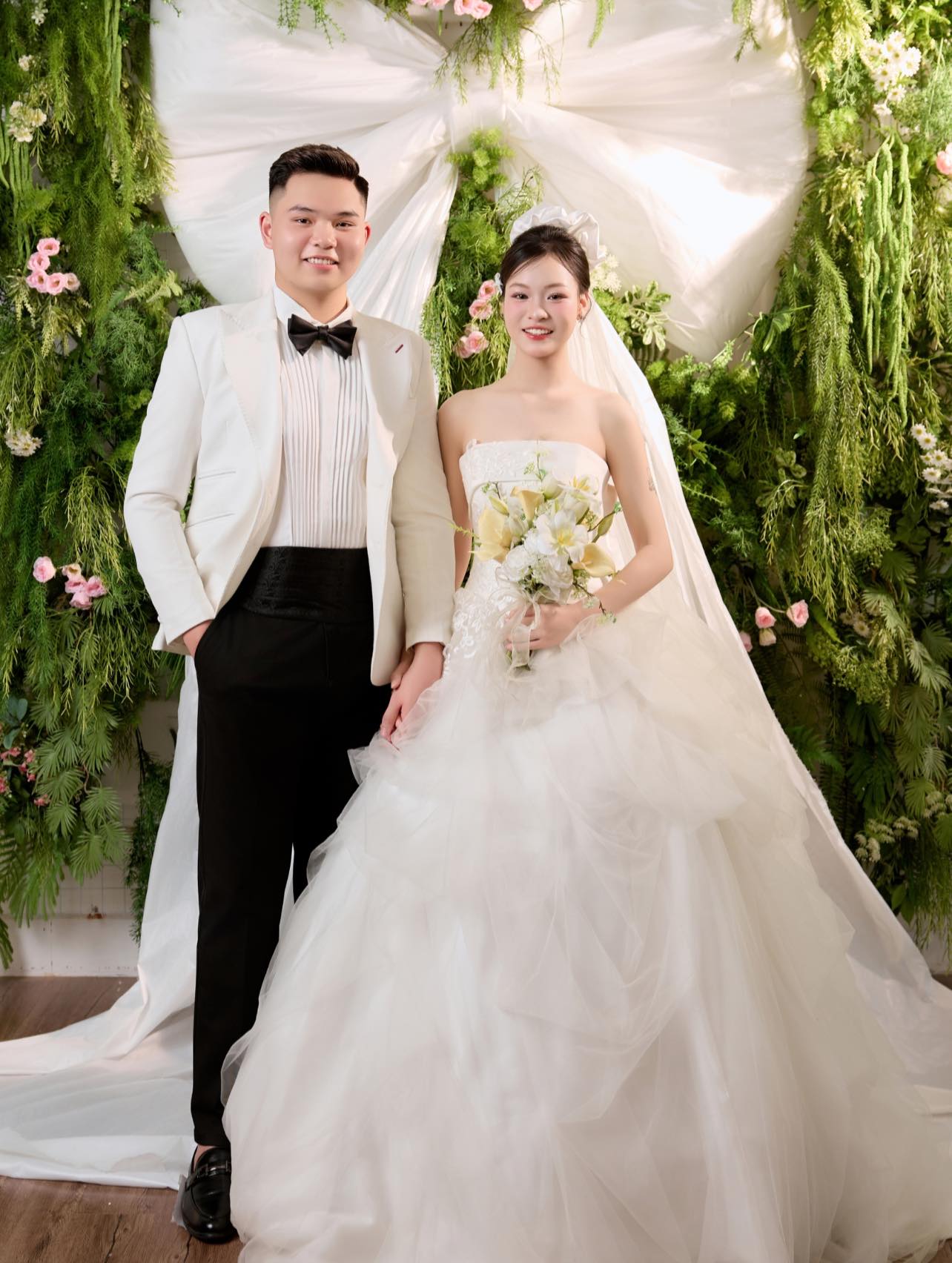 Chú rể ôm mặt khóc nức nở trong đám cưới, cô dâu liên tục vỗ vai an ủi: Xúc động lý do- Ảnh 2. Chú rể ôm mặt khóc nức nở trong đám cưới, cô dâu liên tục vỗ vai an ủi: Xúc động lý do- Ảnh 2.