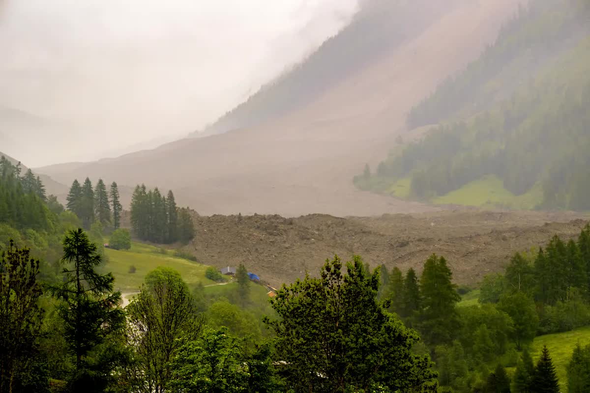 Sạt lở sông băng chôn vùi một ngôi làng ở Thụy Sĩ - Ảnh 1. Sạt lở sông băng chôn vùi một ngôi làng ở Thụy Sĩ - Ảnh 1.