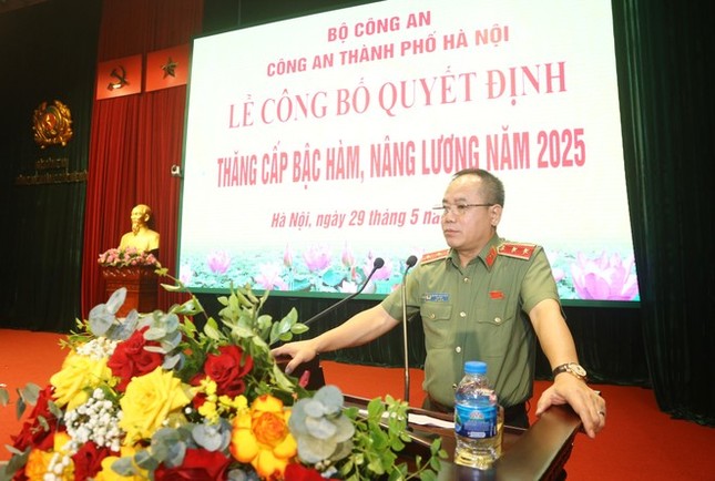 Thăng cấp bậc hàm và nâng lương cho hơn 5 . 600 Cán bộ , chiến sĩ Công an Hà Nội - Ảnh 1.