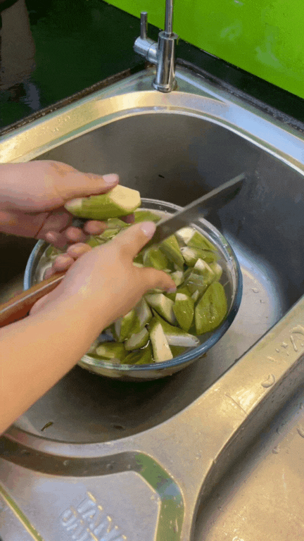 M&oacute;n ăn "lu&ocirc;n hết sạch" trong cỗ cưới miền Bắc: Nghe t&ecirc;n b&igrave;nh thường, ăn rồi mới thấy ghiền, n&oacute;ng hay nguội đều ngon - Ảnh 6.