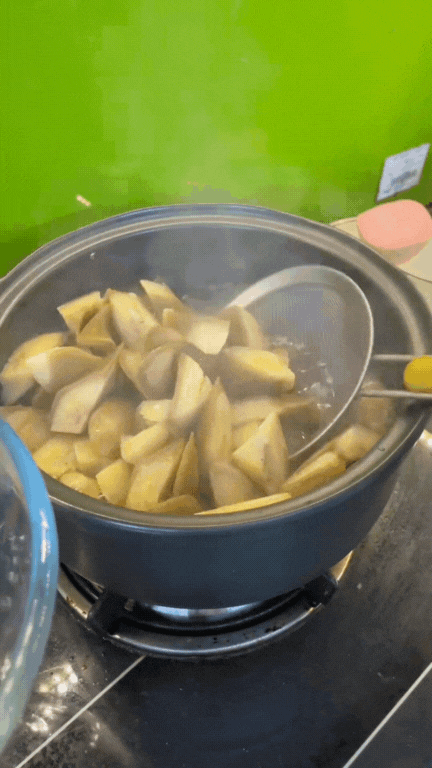 M&oacute;n ăn "lu&ocirc;n hết sạch" trong cỗ cưới miền Bắc: Nghe t&ecirc;n b&igrave;nh thường, ăn rồi mới thấy ghiền, n&oacute;ng hay nguội đều ngon - Ảnh 10.