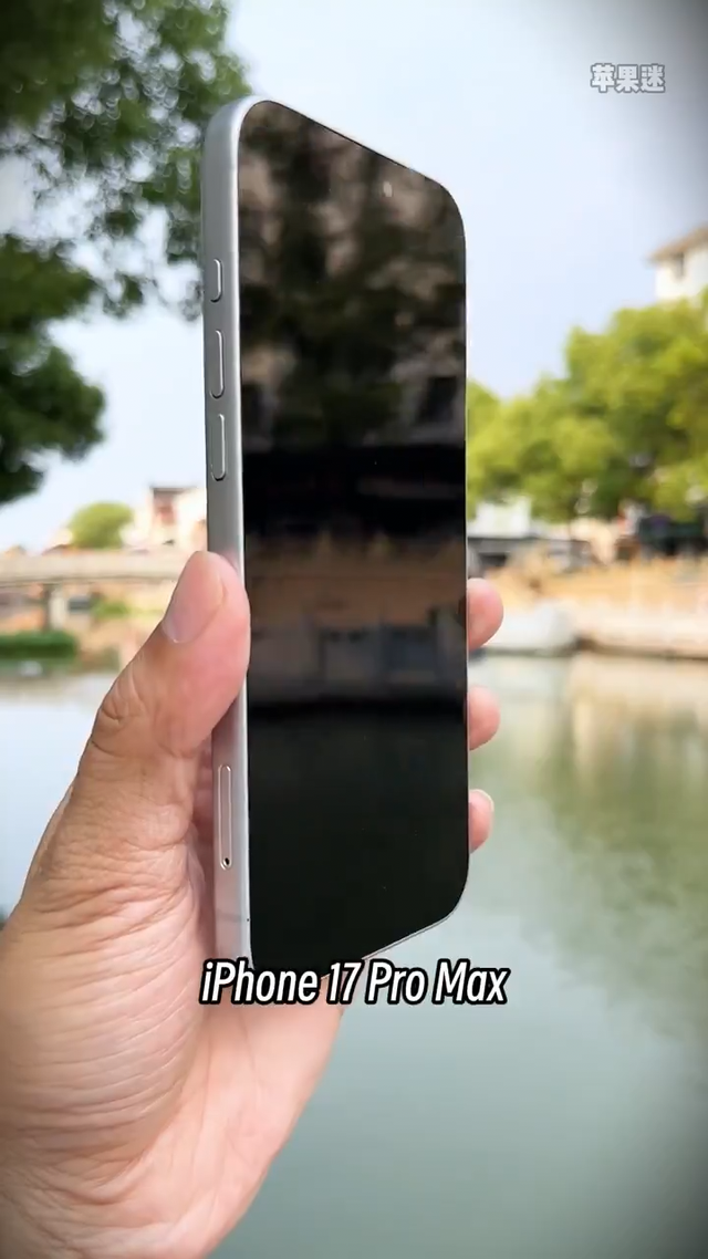 Cận cảnh thiết kế iPhone 17 Pro Max: Mẫu iPhone "Pro Max" dày nhất lịch sử, sẽ trở thành iPhone 17 "Ultra"?- Ảnh 1.