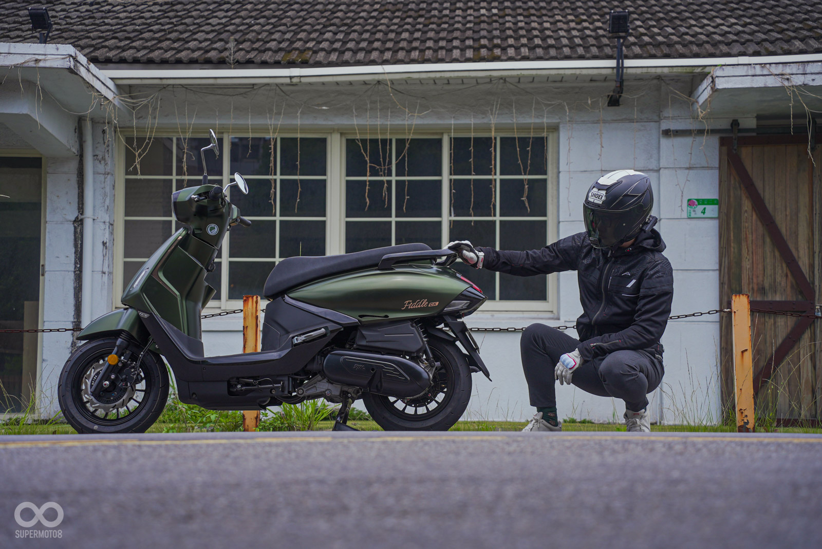 Cận cảnh mẫu xe tay ga 158cc của SYM: Đẹp như Vespa, thực dụng như Honda- Ảnh 2. Cận cảnh mẫu xe tay ga 158cc của SYM: Đẹp như Vespa, thực dụng như Honda- Ảnh 2.