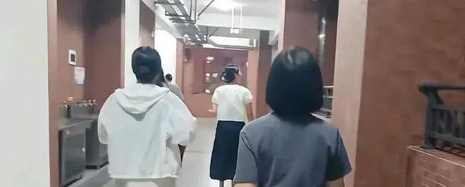 1 trường tổ chức họp phụ huynh "kiểu mới" gây tranh luận, có người nói: Sống gần 40 năm mới nghe lần đầu - Ảnh 1. 1 trường tổ chức họp phụ huynh "kiểu mới" gây tranh luận, có người nói: Sống gần 40 năm mới nghe lần đầu - Ảnh 1.