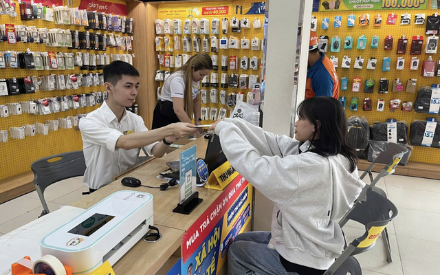 Dịch vụ nạp - rút tiền tại Thế Giới Di Động sau 6 tháng: phí nhẹ, hỗ trợ hơn 40 ngân hàng lớn phổ biến… - Ảnh 2.