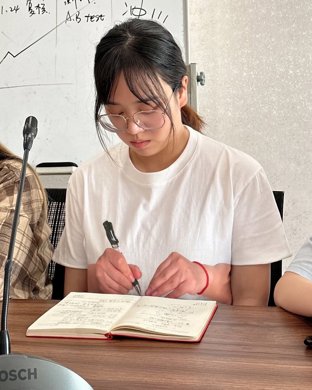 Cảnh tượng nữ sinh ngồi chăm ch&uacute; viết b&agrave;i: Nh&igrave;n qua tưởng b&igrave;nh thường, cho đến khi "dừng khoảng chừng 3 gi&acirc;y" - Ảnh 1.