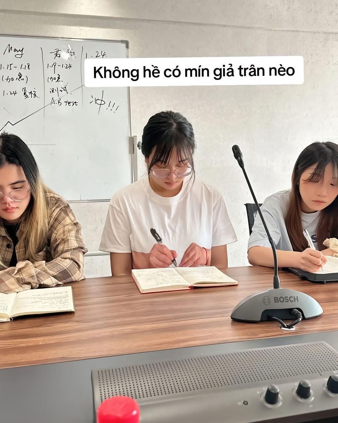 Cảnh tượng nữ sinh ngồi chăm ch&uacute; viết b&agrave;i: Nh&igrave;n qua tưởng b&igrave;nh thường, cho đến khi "dừng khoảng chừng 3 gi&acirc;y" - Ảnh 3.