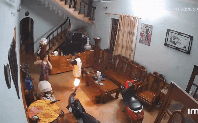 Clip b&agrave; vừa cầm que hơ lửa vừa mắng nhiếc quanh em b&eacute;, &ocirc;ng chạy xuống đầy hoang mang nhưng c&aacute;c mẹ bỉm th&igrave; thấy "cảnh n&agrave;y thật quen thuộc"!- Ảnh 1.