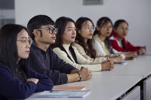 Apple đang âm thầm “đào tạo lại” chuỗi cung ứng tại Việt Nam: Vì sao Việt Nam đang trở thành phòng thí nghiệm kỹ năng toàn cầu của Táo Khuyết? vietnamedu1 1748506075532605529120 1748525732854 1748525733985496217903