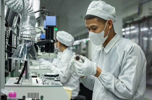 Apple đang âm thầm “đào tạo lại” chuỗi cung ứng tại Việt Nam: Vì sao Việt Nam đang trở thành phòng thí nghiệm kỹ năng toàn cầu của Táo Khuyết? vietnamsupplier10 1748506076507670253287 1748525732854 17485257339871700600288