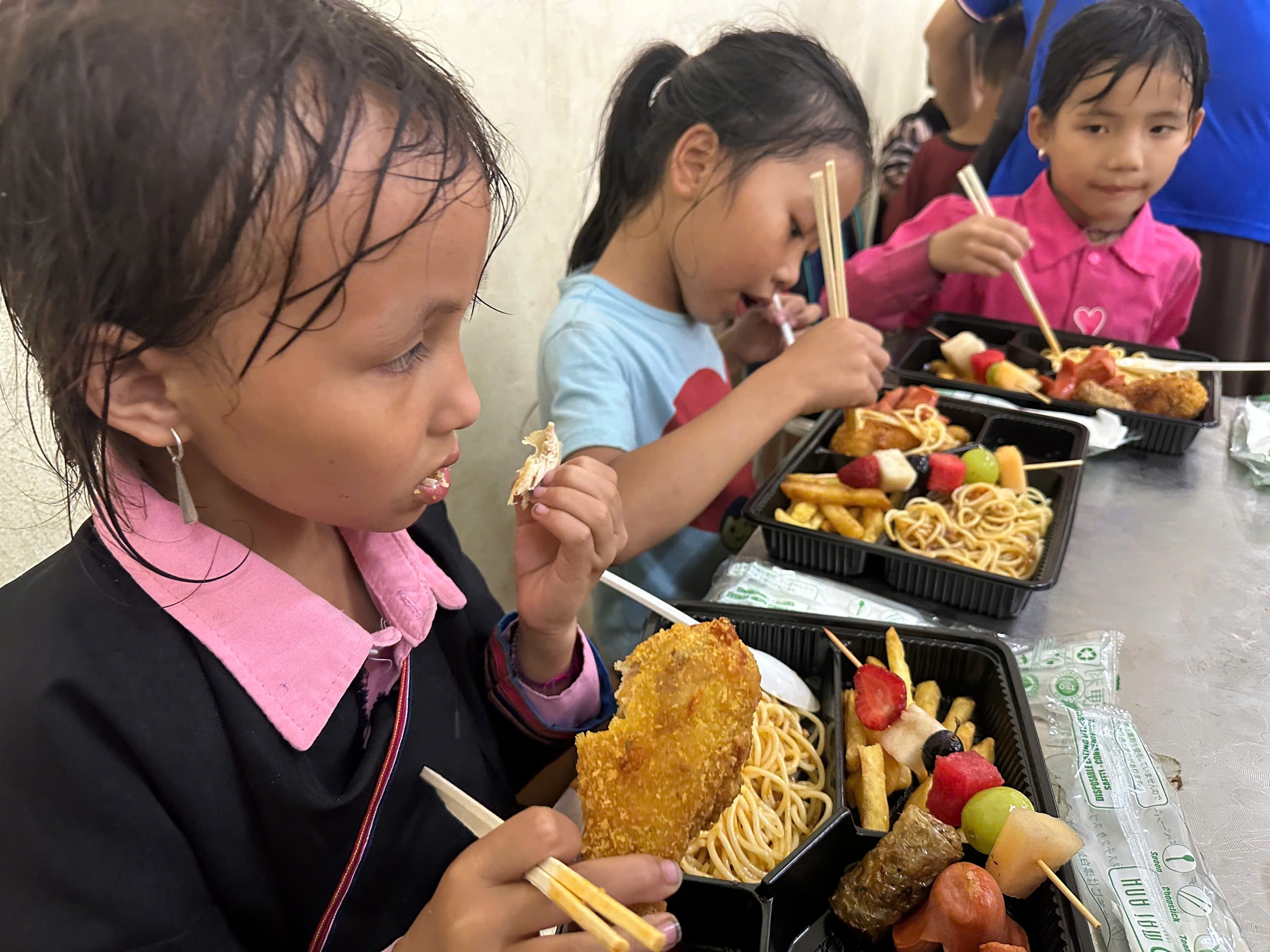 Bữa tiệc hạnh phúc: Niềm vui qua ngàn ánh mắt - Ảnh 4. Bữa tiệc hạnh phúc: Niềm vui qua ngàn ánh mắt - Ảnh 4.